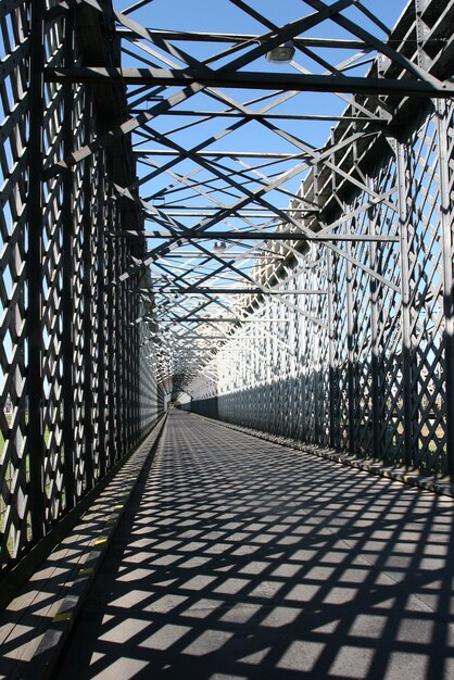 Foto schatten der brücke gegen den himmel