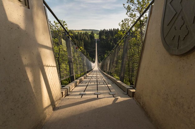 Foto schatten des geländes auf der brücke gegen den himmel