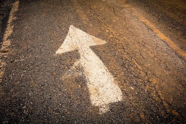 Schatten des Pfeilsymbols auf einer Straße in der Stadt