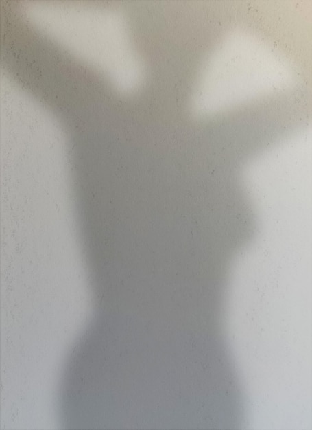 Schatten einer Frau an einer Wand