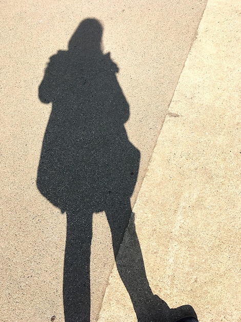 Schatten einer Frau auf der Straße