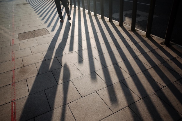 Foto schatten einer person auf einem fußweg