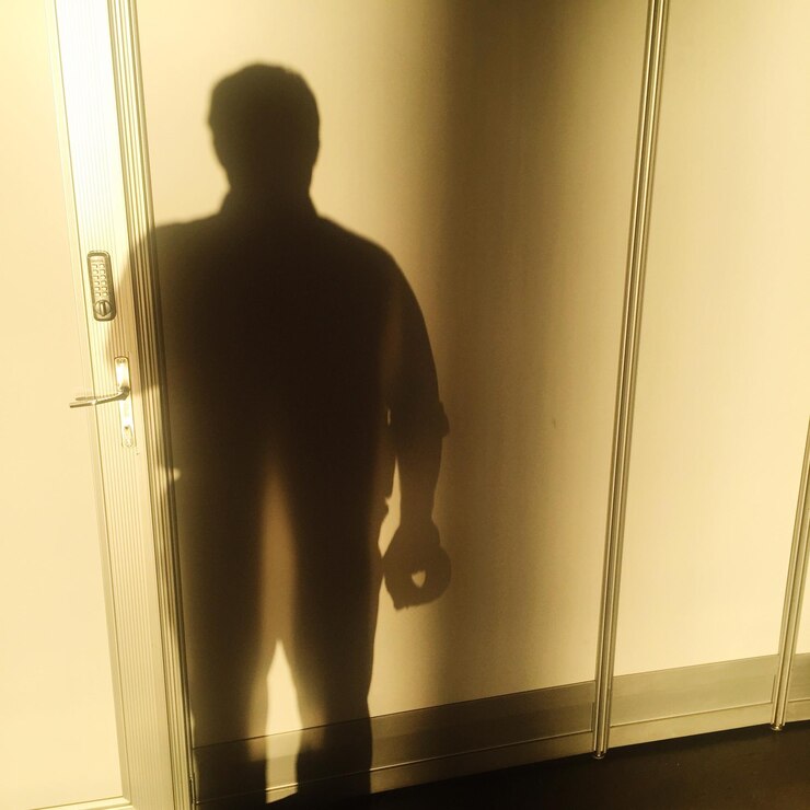 Foto schatten eines mannes an der tür