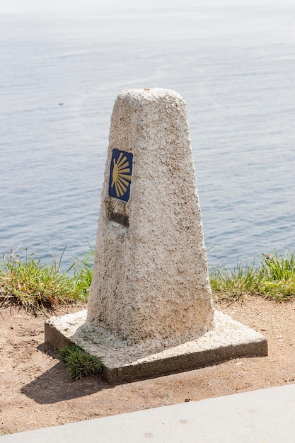 Foto schatten eines mannes an einer betonmauer am meer