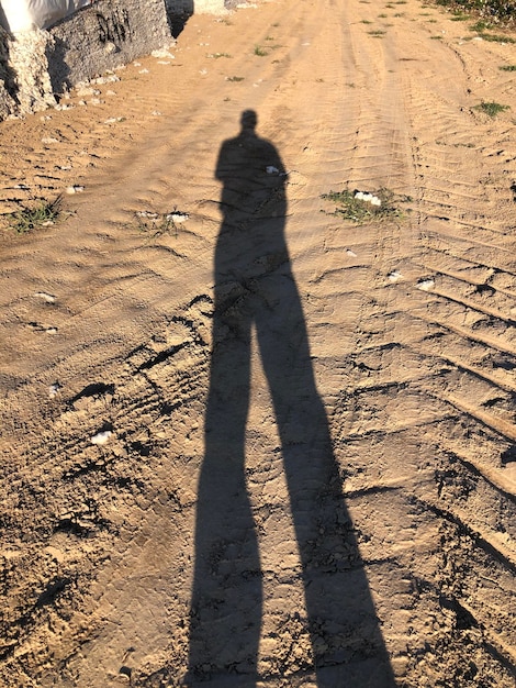 Schatten eines Mannes auf dem Sand