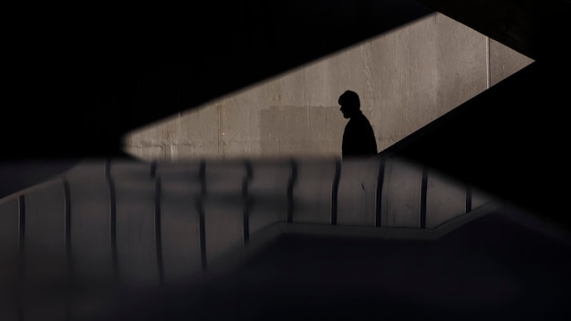 Schatten eines Mannes auf den Stufen
