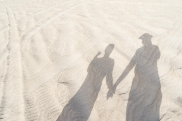 Schatten eines Paares am Strand