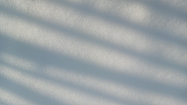 Schatten in Form von geraden Linien auf einem schneebedeckten abstrakten Hintergrund