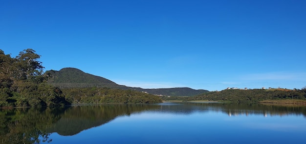 Schatten mit blauem Wasser