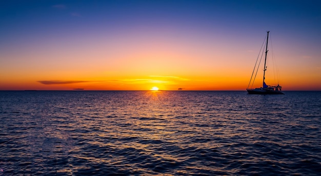 Schatten Segelschiff, das in der Ferne im Meer zu sehen ist