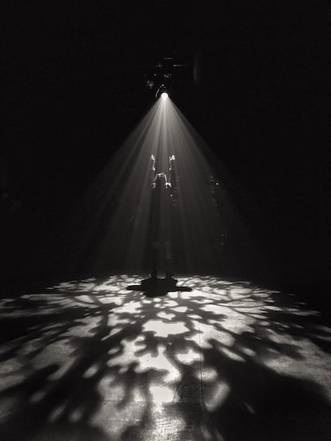 Foto schatten von beleuchteten lichtern auf dem boden