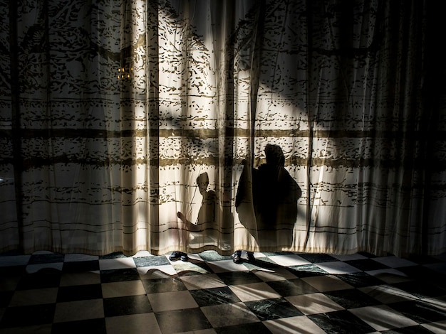 Schatten von Menschen auf dem Vorhang