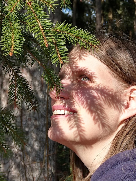 Foto schatten von nadeln fallen auf die frau.