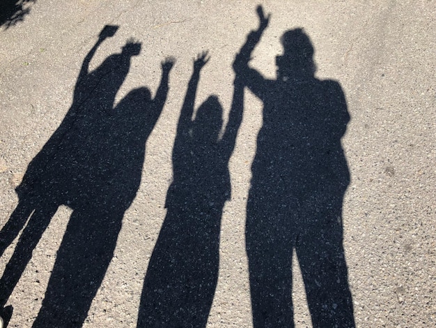 Foto schatten von vier menschen auf der straße