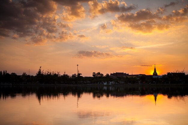 Schattenbild der Pagode auf Sonnenuntergangshimmelhintergrund