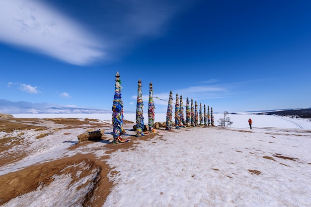 Schattenbild der Person nimmt Foto des heiligen Begräbnisplatzes auf der Insel Olchon, Baikalsee, Russland