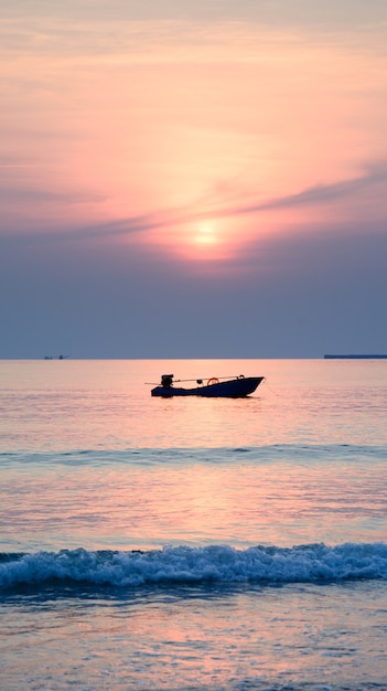 Schattenbild des Fischerbootes mit Sonnenunterganghintergrund