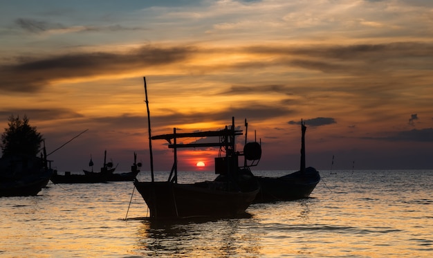 Schattenbild des Fischerei-Holzboots auf dem Meer