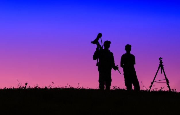 Foto schattenbild des fotografen foto der landschaft während des sonnenuntergangs machend