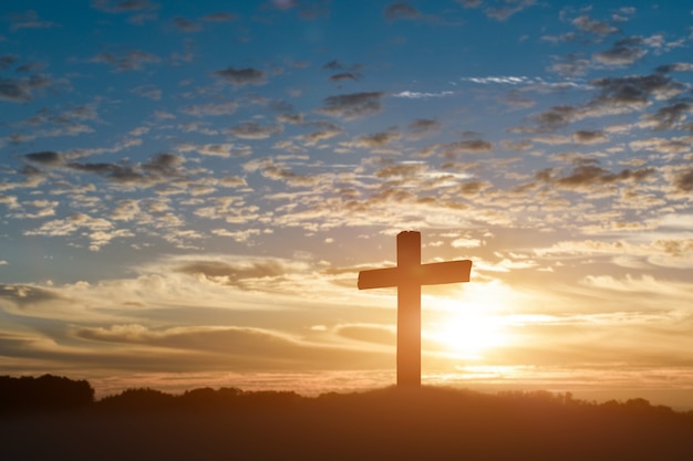 Schattenbild des katholischen Kreuzes, Kreuzigung von Jesus Christus am Sonnenunterganghintergrund.