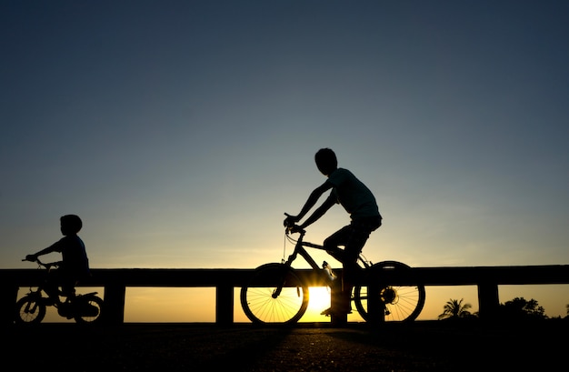 Schattenbild des Radfahrers bei Sonnenuntergang