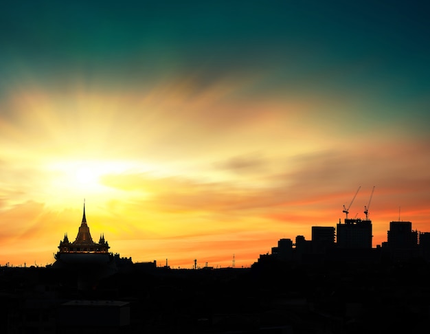 Schattenbild des Tempels und der Stadt der Abendzeit mit schönem Himmellicht