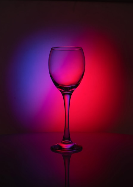 Schattenbild des transparenten Glases auf rotem und lila Hintergrund