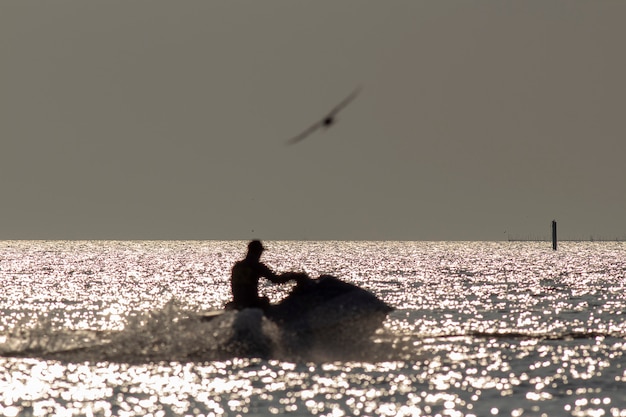 Schattenbild des unscharfen Mannes auf jetski