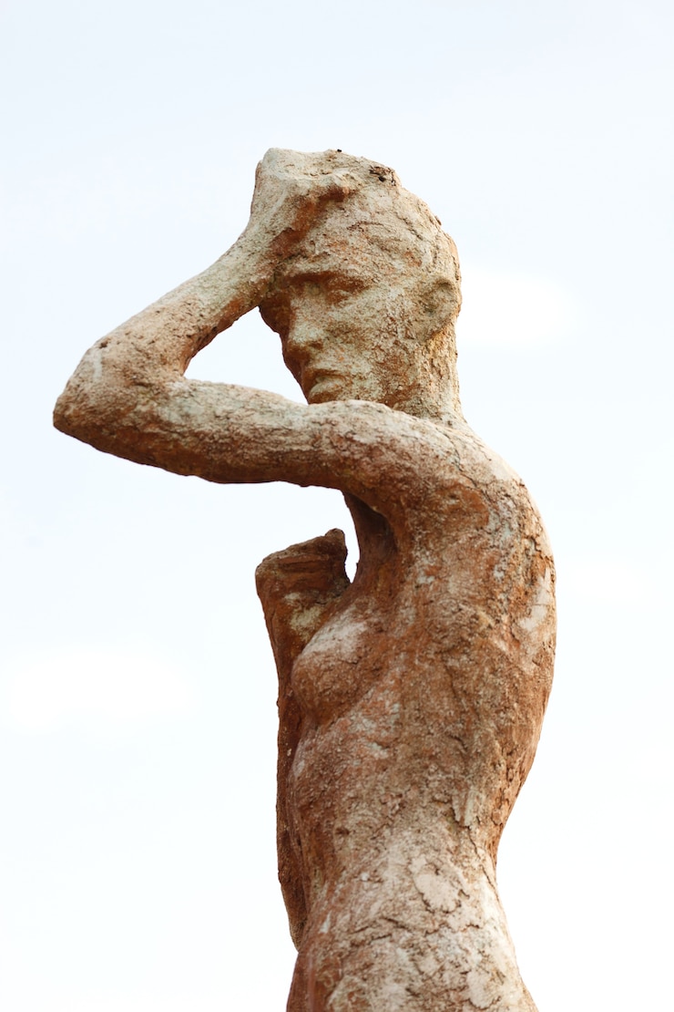 Foto schattenbild einer menschlichen statue des steins
