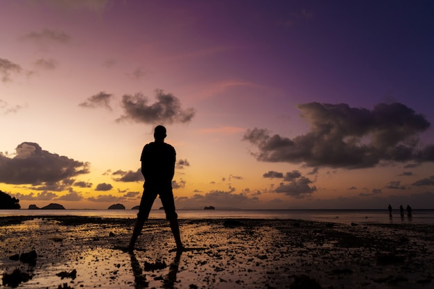 Schattenbild eines Mannes am Strand bei Sonnenuntergang