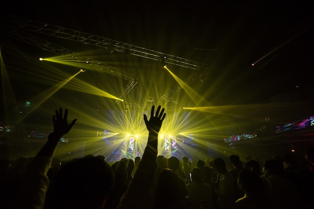 Schattenbild-Konzert-Leute in der Masse mit den Händen oben an einem Musik-Festival