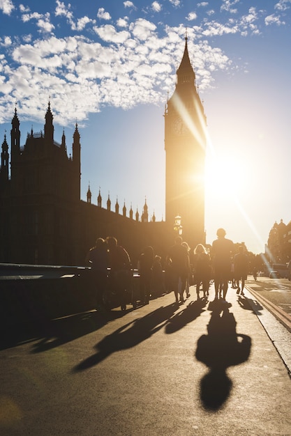 Schattenbild von Big Ben und von Touristen in London bei Sonnenuntergang