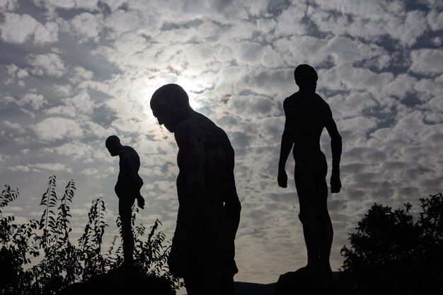 Schattenbild von menschlichen Statuen des Steins