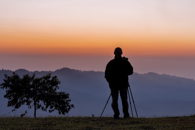 Schattenbilder des Fotografen mit schönem Himmel