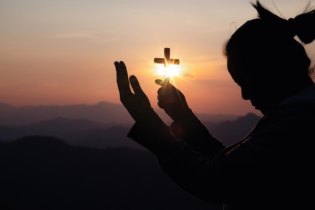 Schattenbildhand, die Kreuz hält