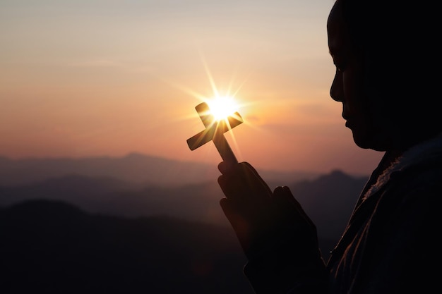 Schattenbildhand, die Kreuz hält