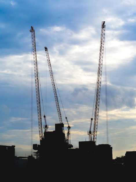 Schattenbildkran an der Hochbau Baustelle