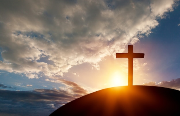Schattenbildkreuz auf Golgatha-Gebirgssonnenunterganghintergrund. Ostern-Konzept - Bild