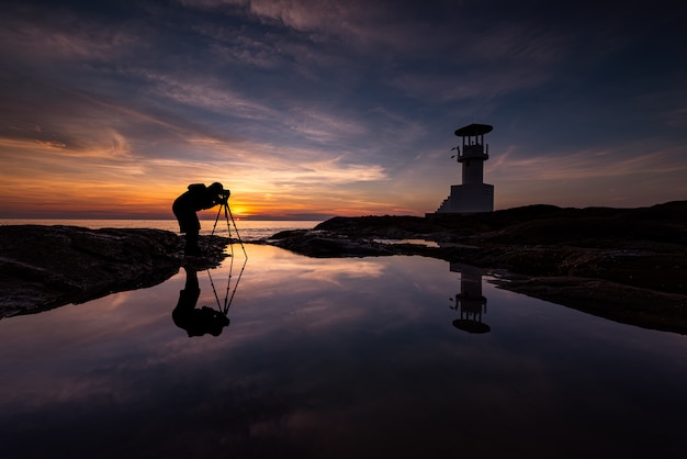 Schattenbildphotograph Mit Leuchtturm