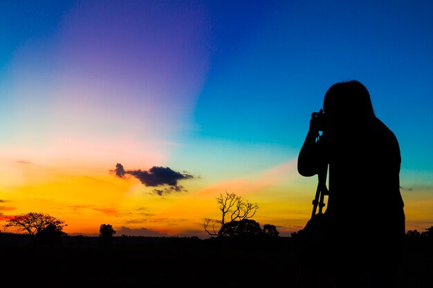 Schattenbildphotograph mit Sonnenunterganghintergrund