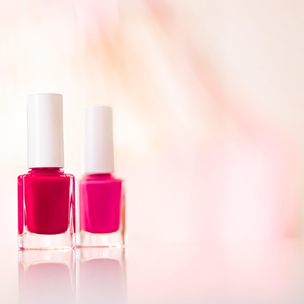 Schattierungen von rosa und rotem Nagellack auf glamourösem Hintergrund Nagellackflaschen für Maniküre und Pediküre Luxus-Schönheitskosmetik und Make-up-Marke