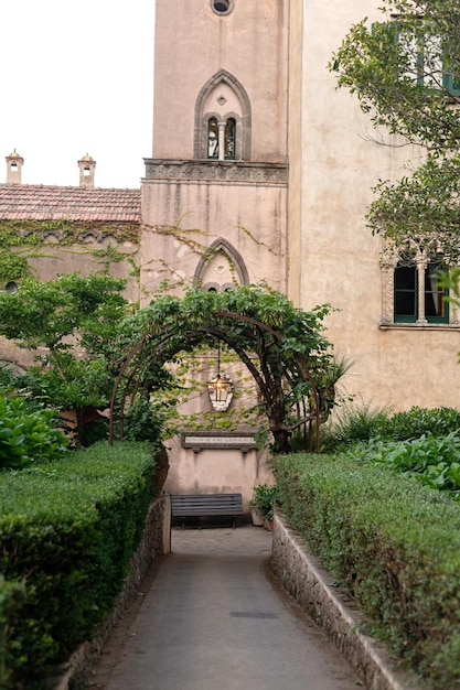 Schattiger und gemütlicher historischer Garten der Villa Cimbrone im Dorf Ravello in Süditalien