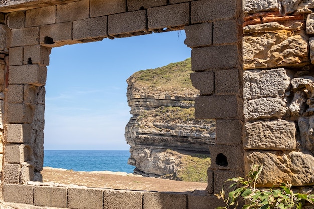 Foto schauen sie durch ein altes und verlassenes fenster aufs meer