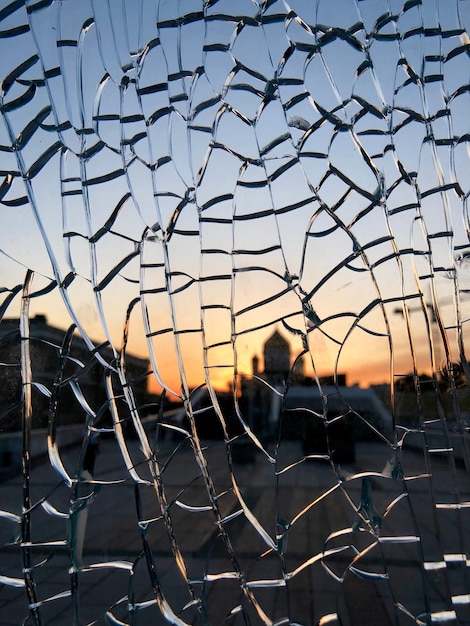 Foto schauen sie durch zerbrochenes glas auf die kathedrale des christus des erlösers