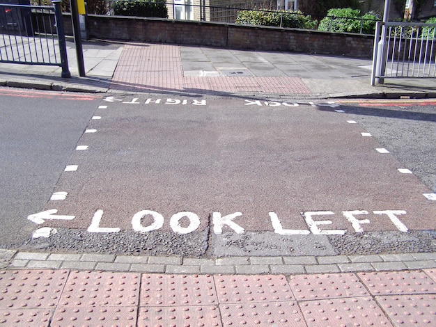 Schauen Sie nach rechts, schauen Sie nach links, Schild am Londoner Zebrastreifen