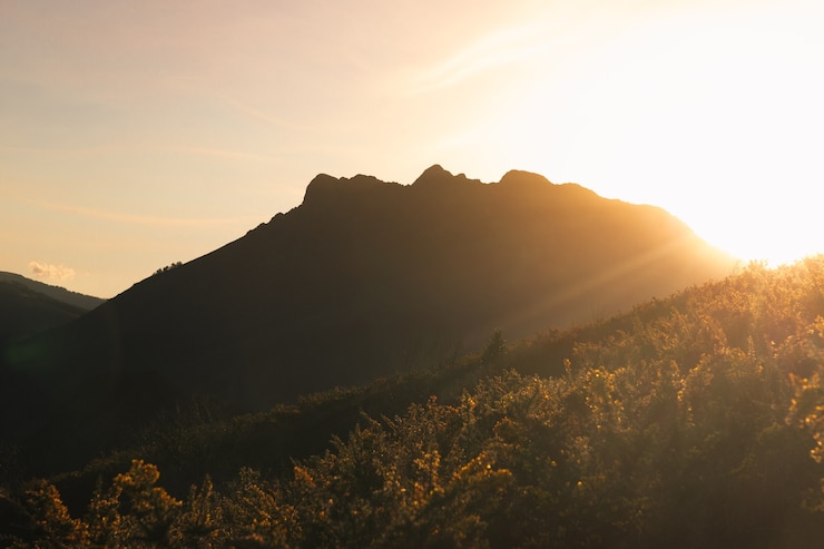 Foto schauen sie sich die drei gipfel aiako harriak im baskenland an.