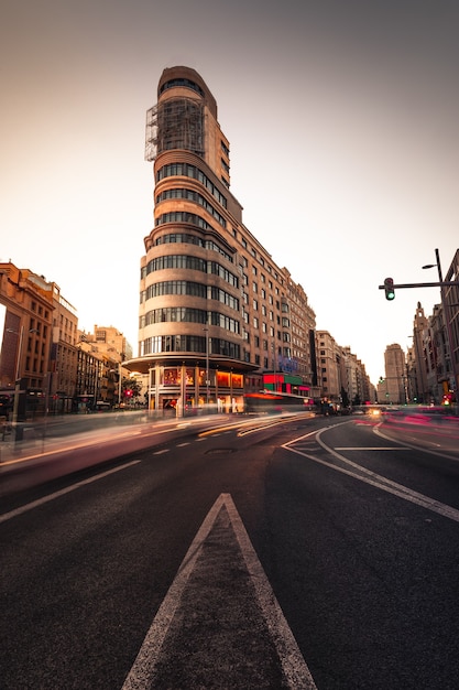 Schauen Sie sich die Gran Via von Madrid mit ihren ikonischen Theatern an