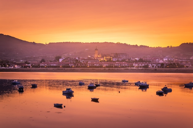 Schauen Sie sich Hondarribia an, eine kleine Stadt neben Donostia-San Sebastian und eine der schönsten Städte des Baskenlandes.