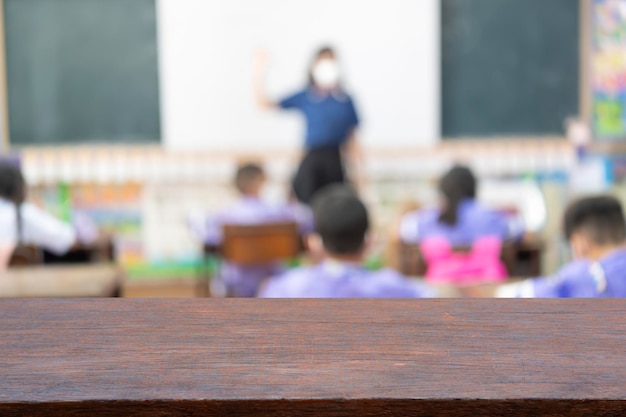 Schauen Sie von der Tabelle aus Verschwommenes Klassenzimmer der Grundschule in Thailand Verschwommene männliche oder weibliche Schüler