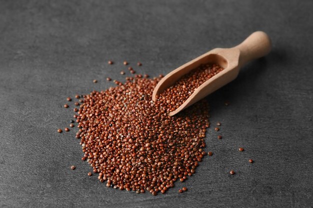 Schaufel mit Quinoa-Samen auf dem Tisch
